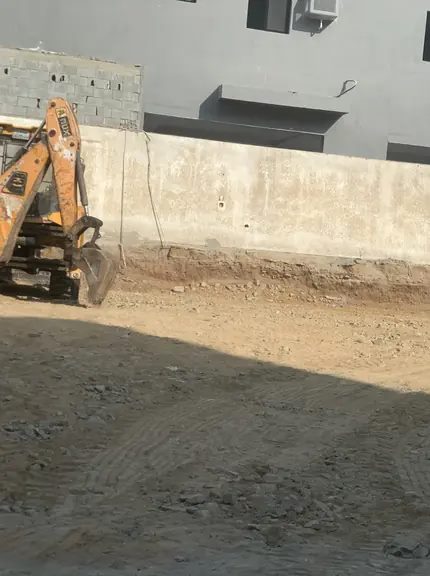 موقع قيد التجهيز بعد إزالة جزء من المخلفات