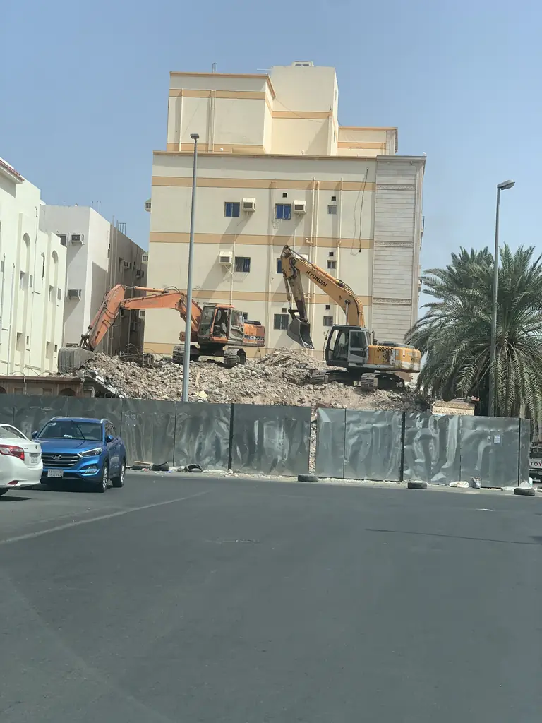 معدات ميدانية داخل موقع هدم وحفر