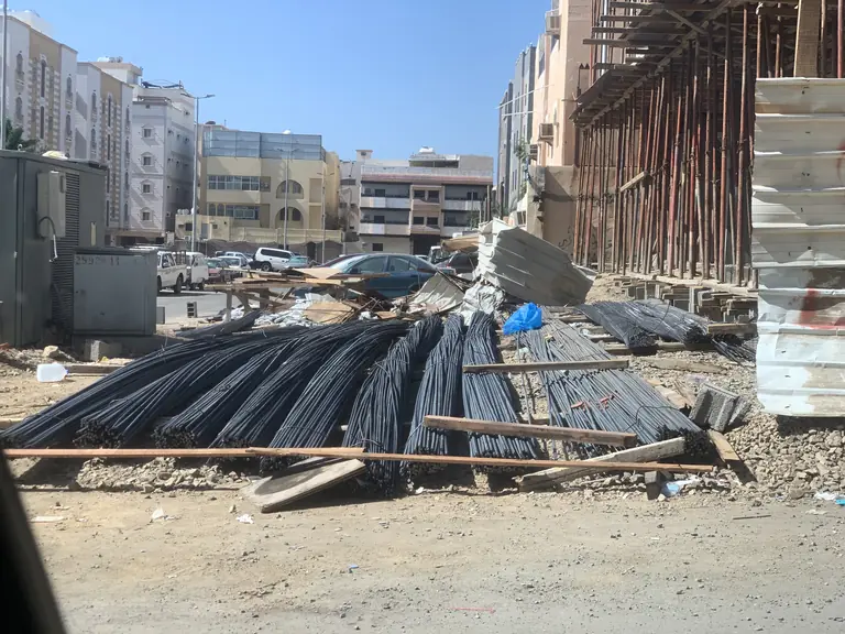حديد تسليح بعد وصوله إلى موقع مشروع