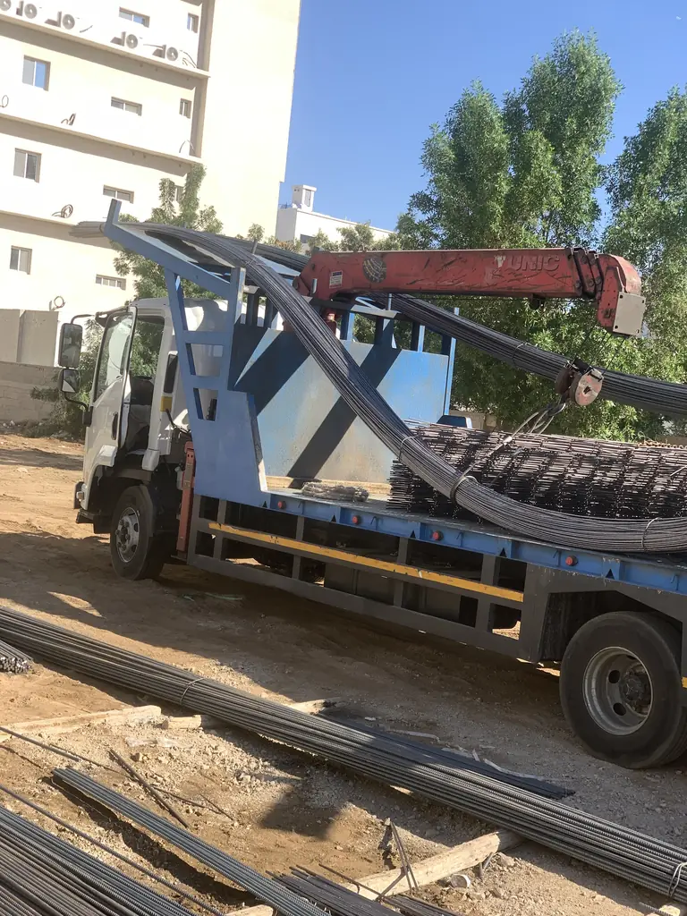تنزيل حديد تسليح في موقع مشروع